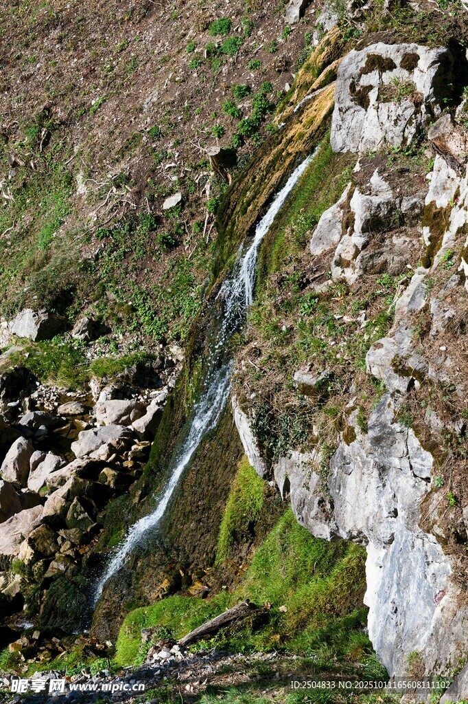 山间溪流瀑布自然美景