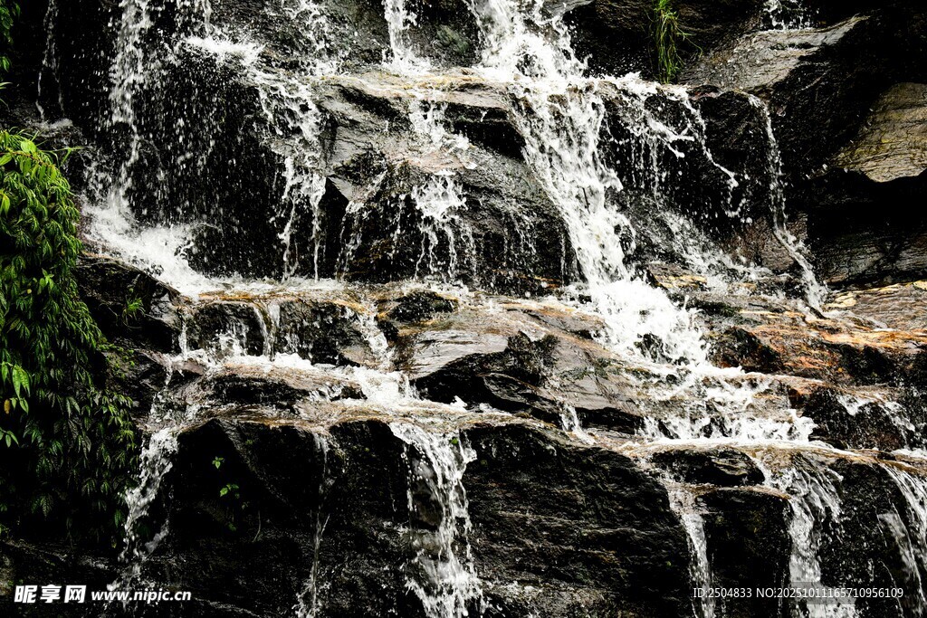 山间瀑布水流倾泻而下