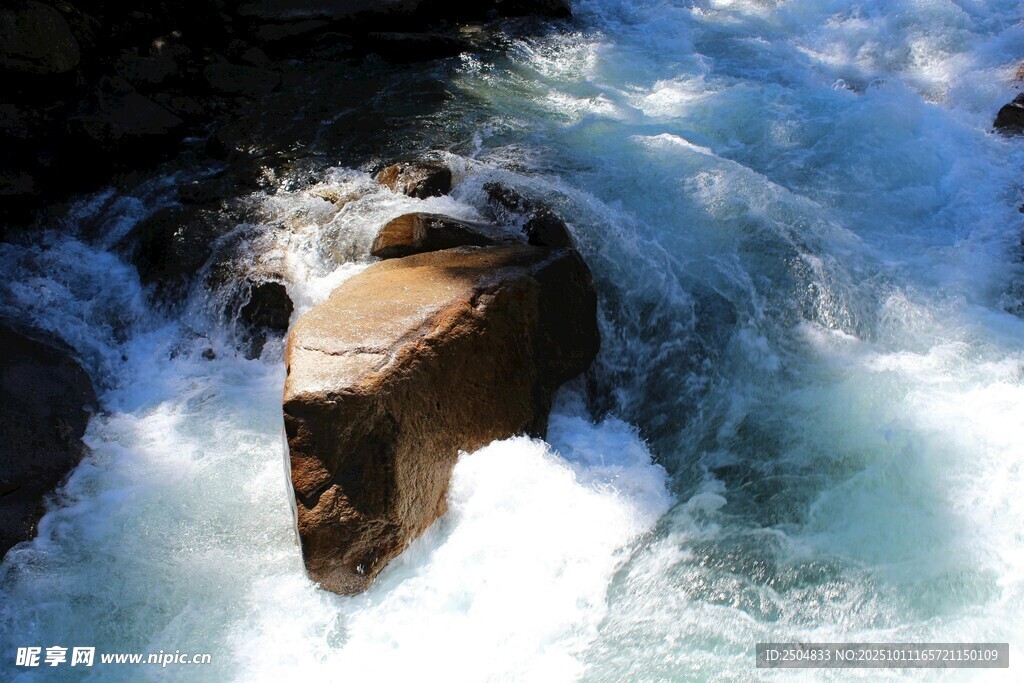 湍急溪流中的岩石