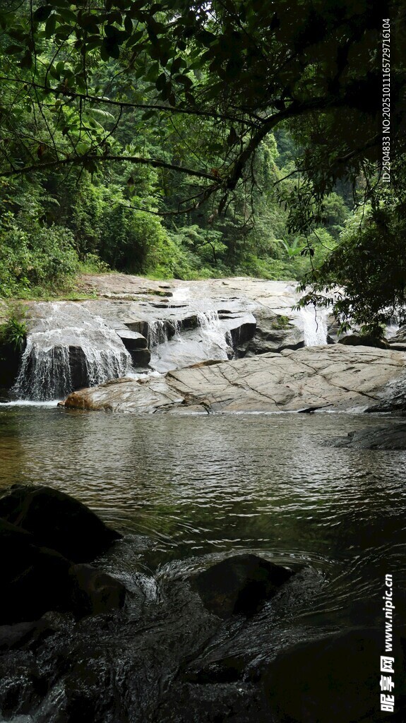 山间溪流瀑布自然美景