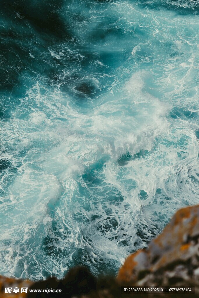 海浪拍打礁石的美丽瞬间