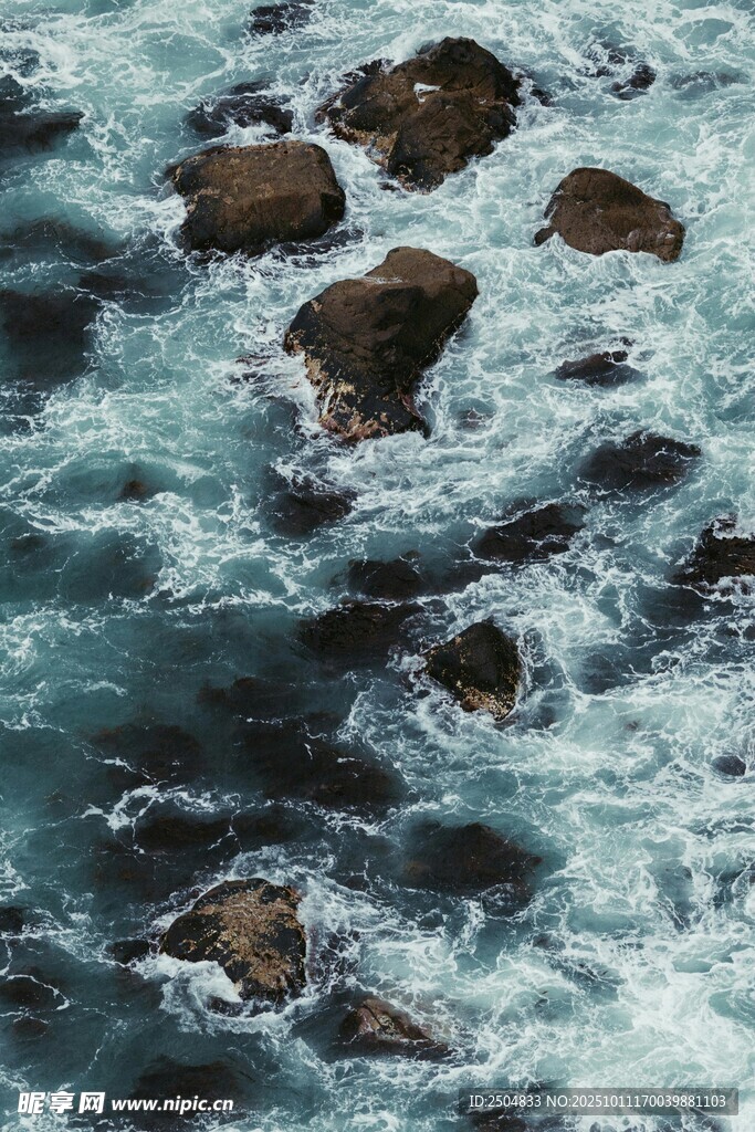 海浪拍击礁石的壮观景象