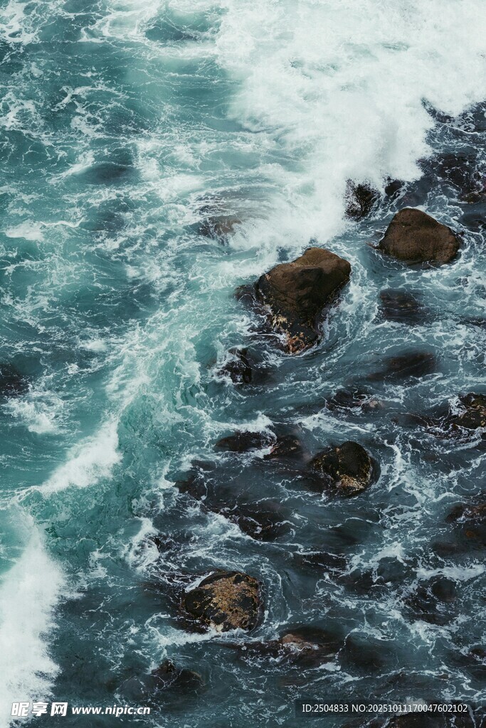 海浪拍击礁石的壮丽景象