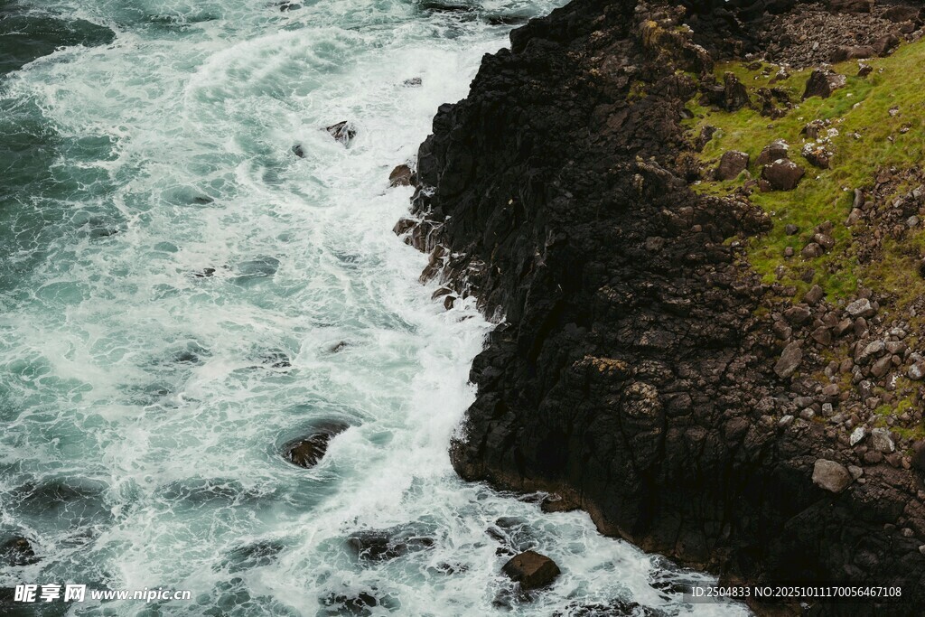 湍急海浪拍击岸边岩石