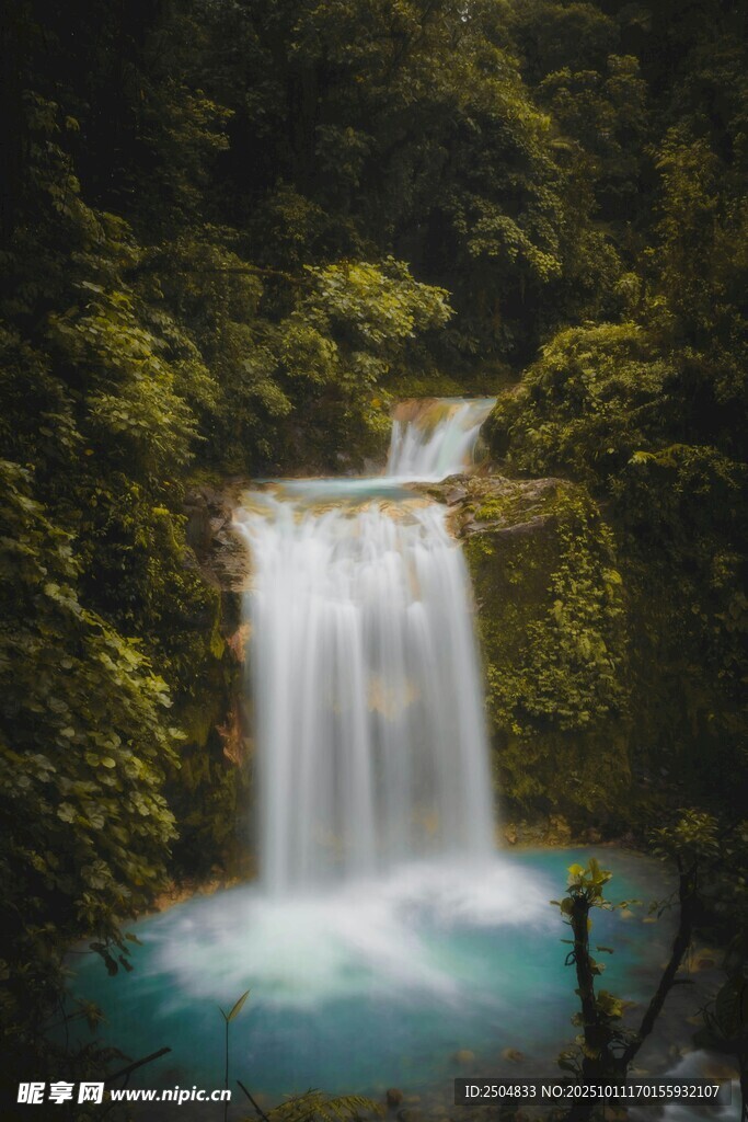 山间瀑布 碧绿潭水美景