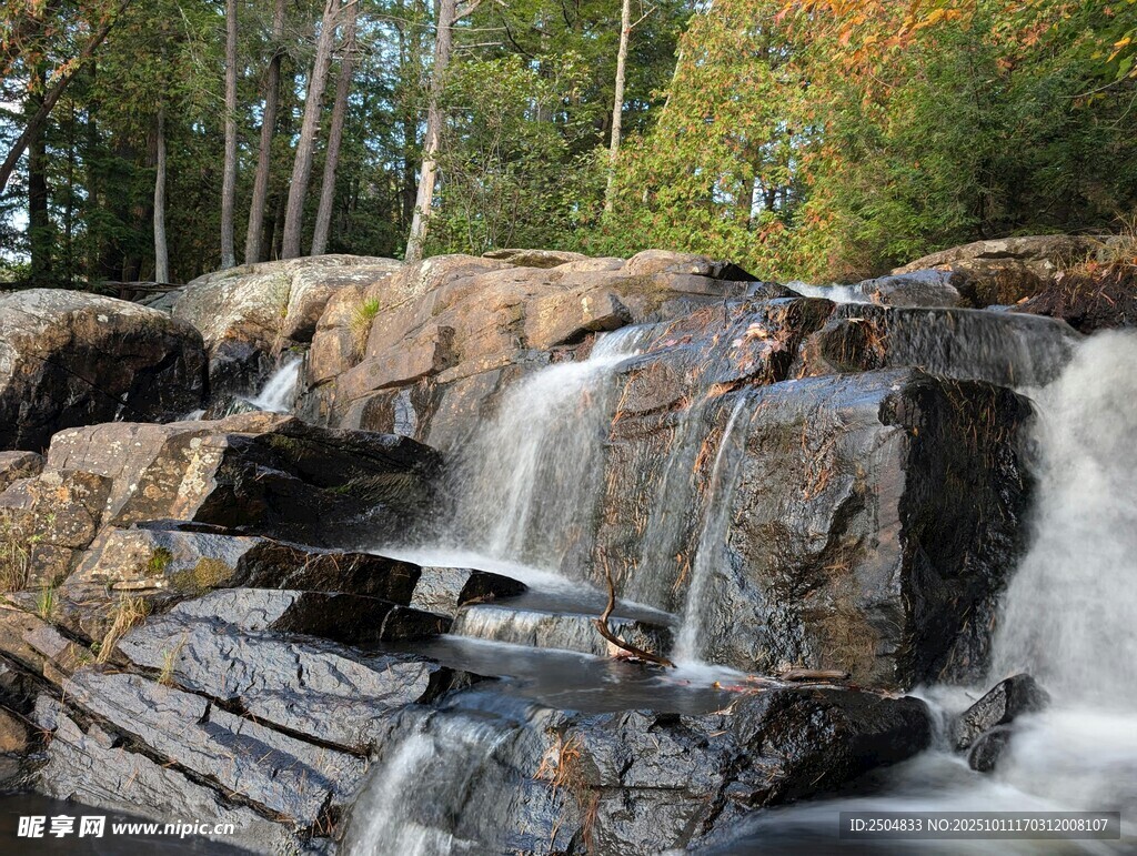 山间瀑布岩石自然美景