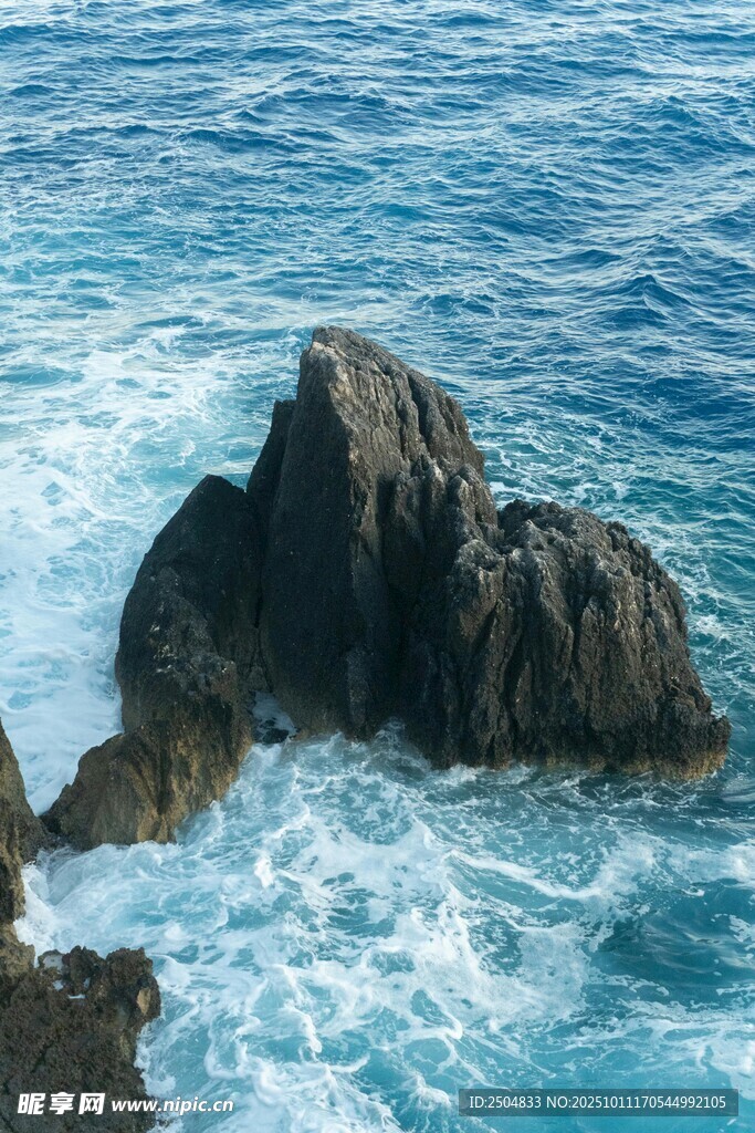 海浪拍击岸边嶙峋礁石