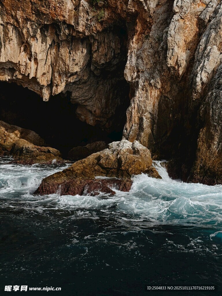 海边岩洞 海浪拍击岩石