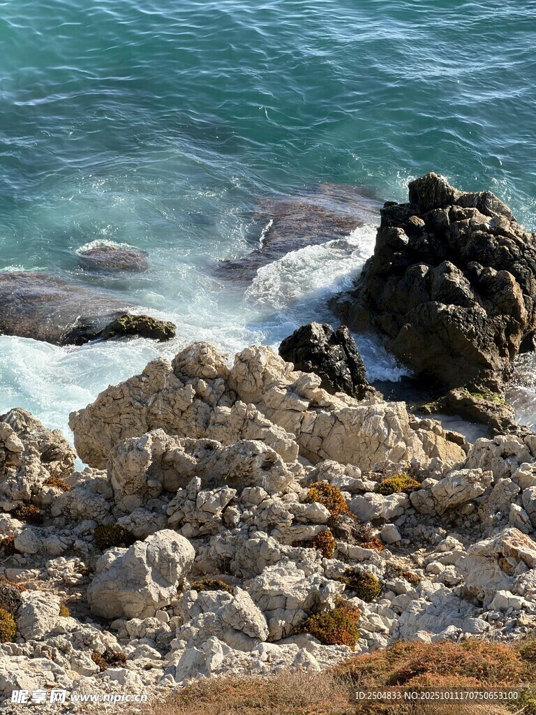 海边嶙峋岩石与海浪景观