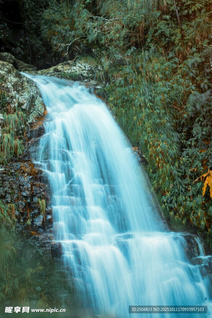 山间瀑布 流淌自然之美