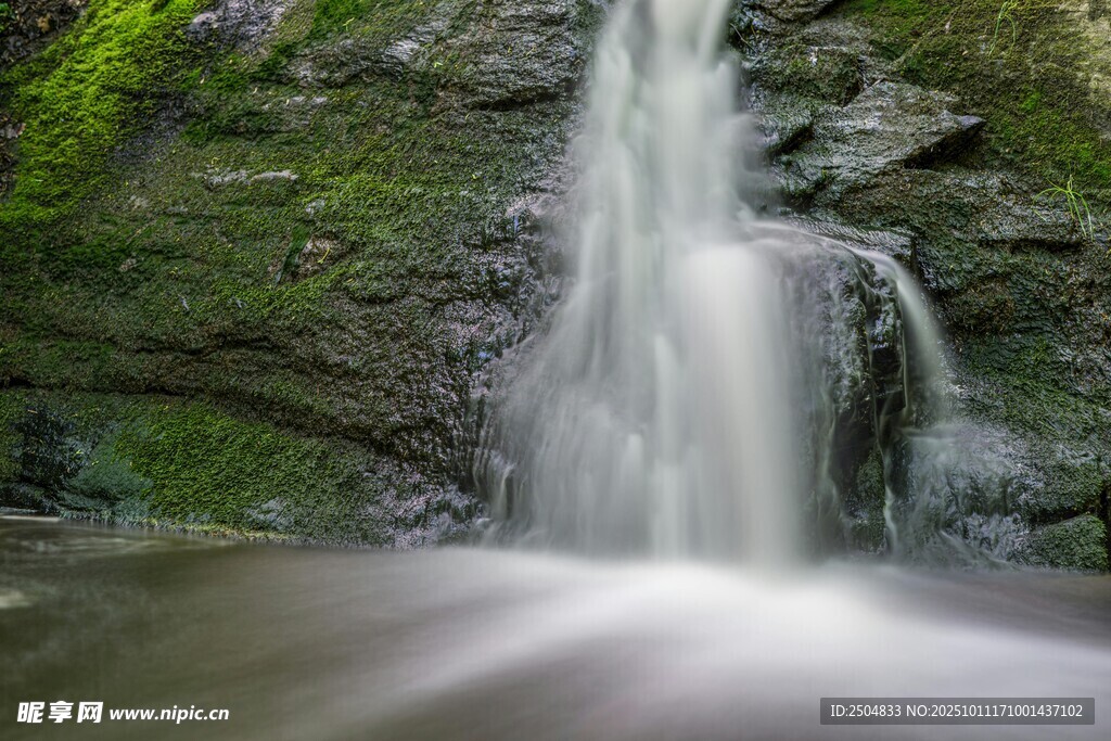 山间瀑布 水流潺潺