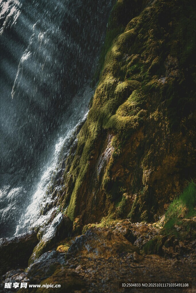 阳光洒落山间瀑布美景