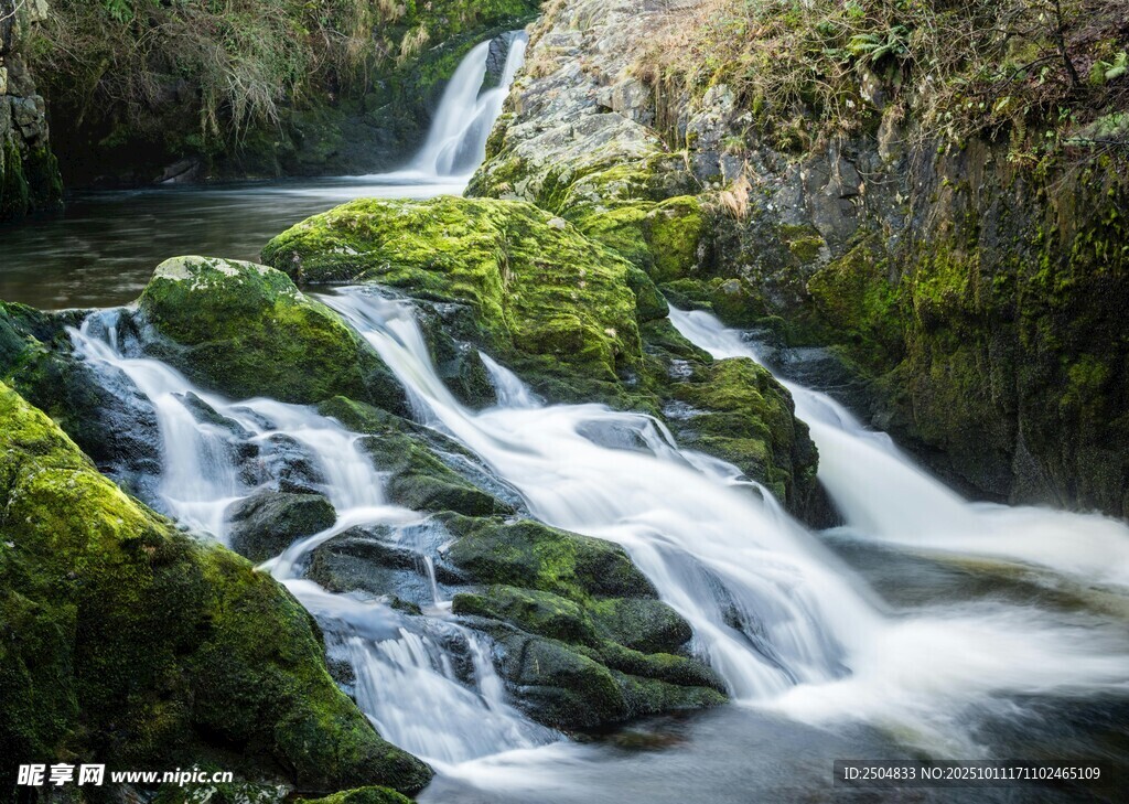 山间溪流瀑布 绿意盎然