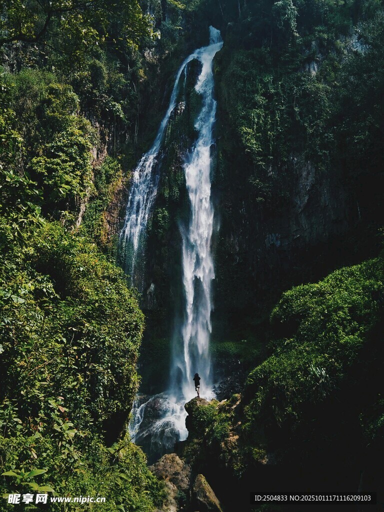 山间瀑布 自然的壮丽景观