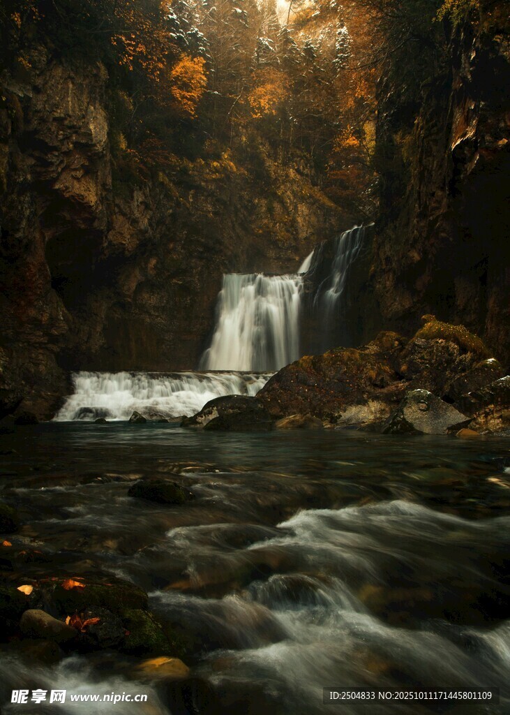 山林间的潺潺瀑布美景