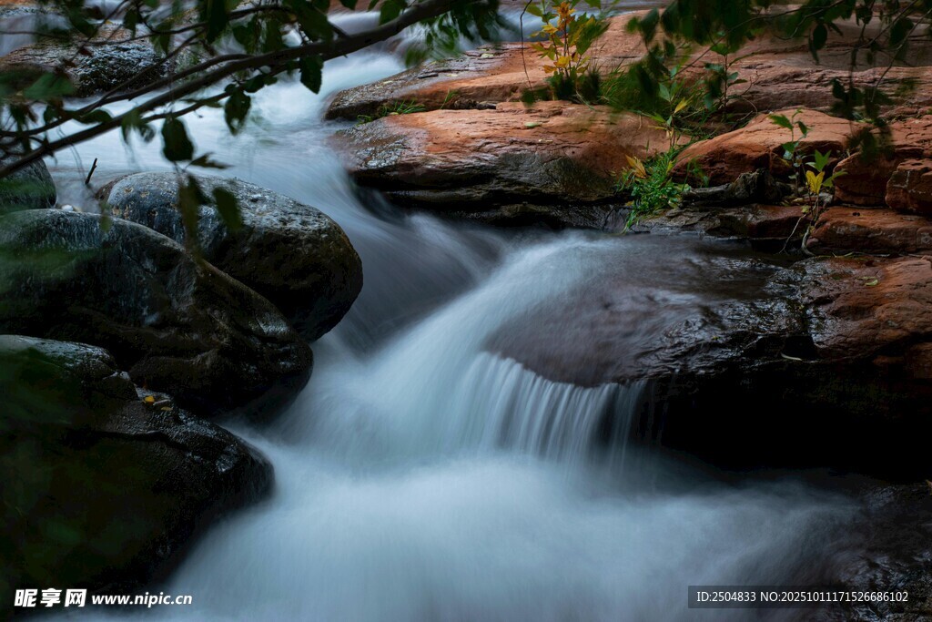 山间溪流潺潺 石上清泉