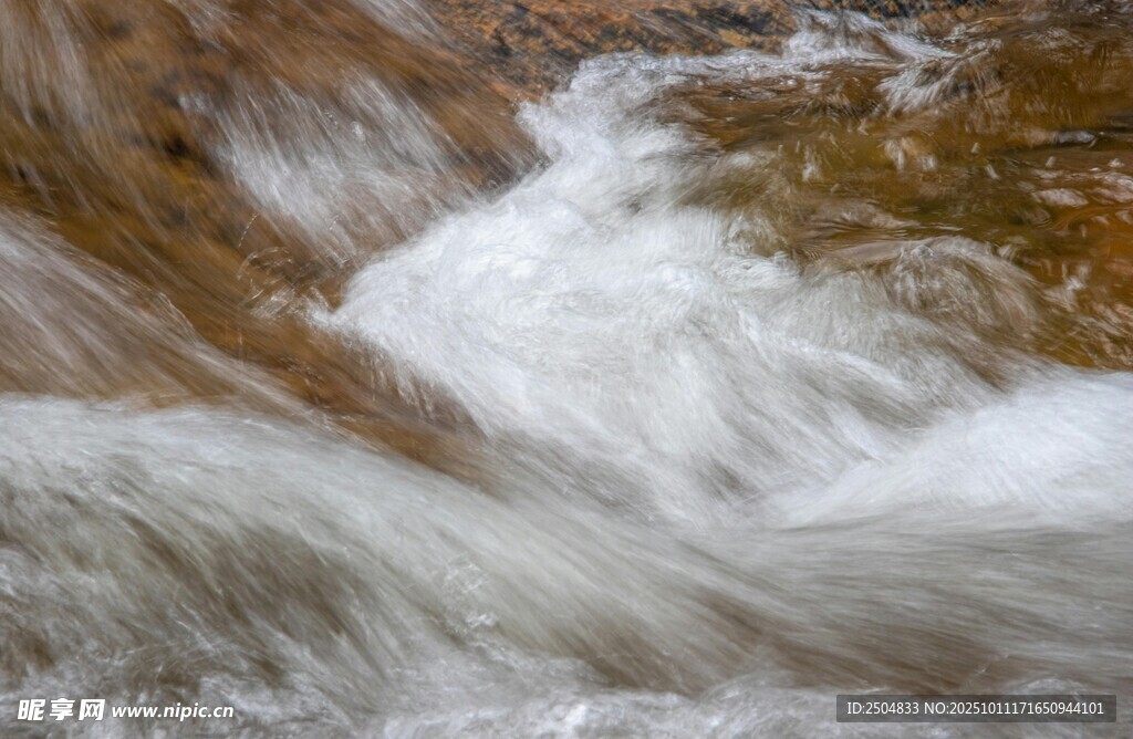山间溪流湍急的白色水花