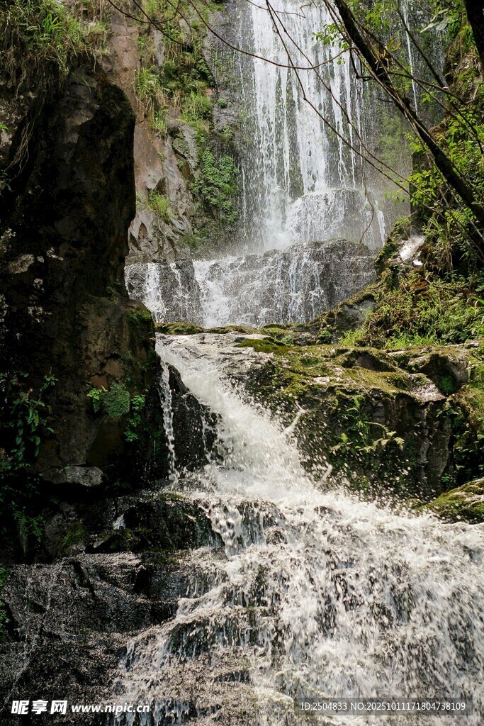 山间飞瀑景观