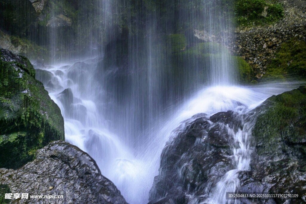 山间瀑布流水潺潺