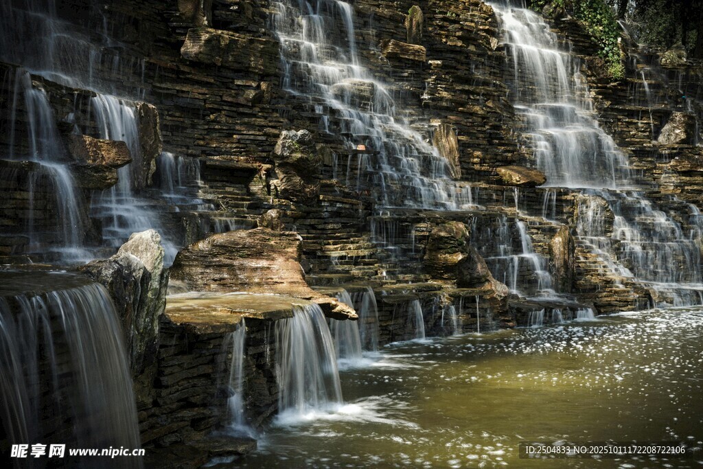 山间瀑布流水景致