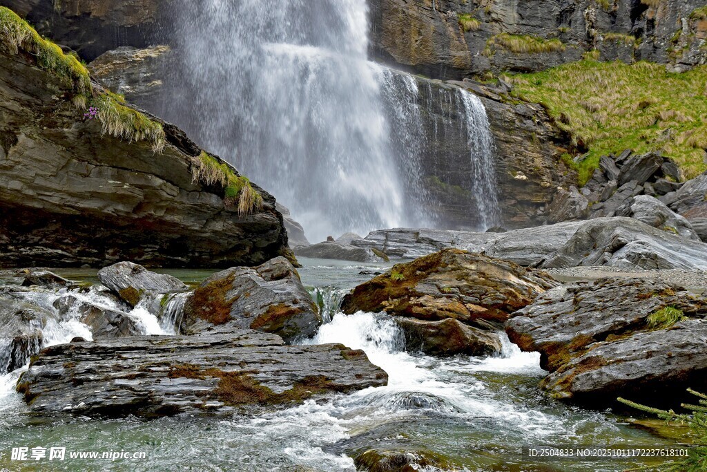 山间瀑布溪流岩石美景