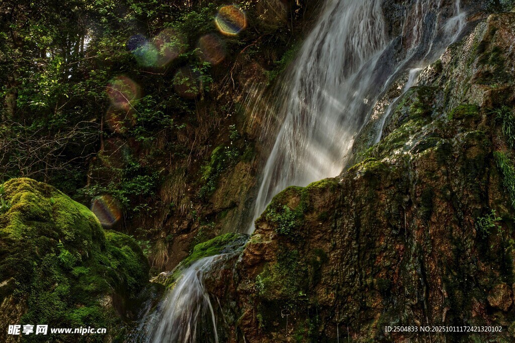 山间瀑布 绿意环绕之景