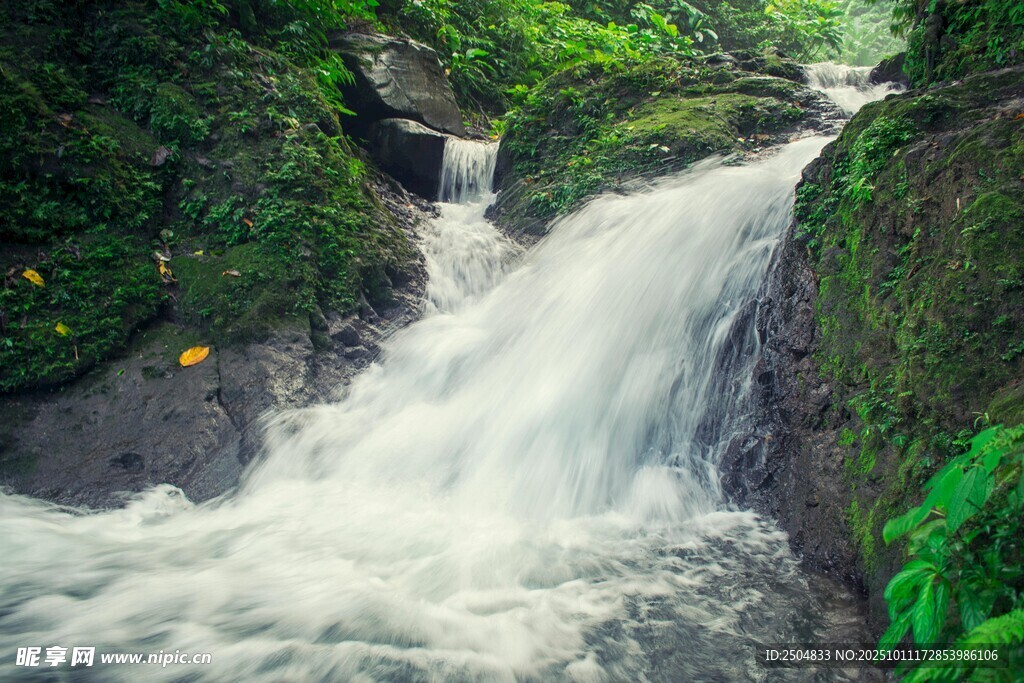 山间瀑布 绿意环绕的美景