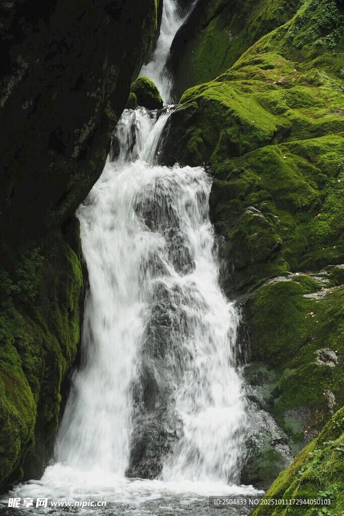 山间翠绿瀑布景观