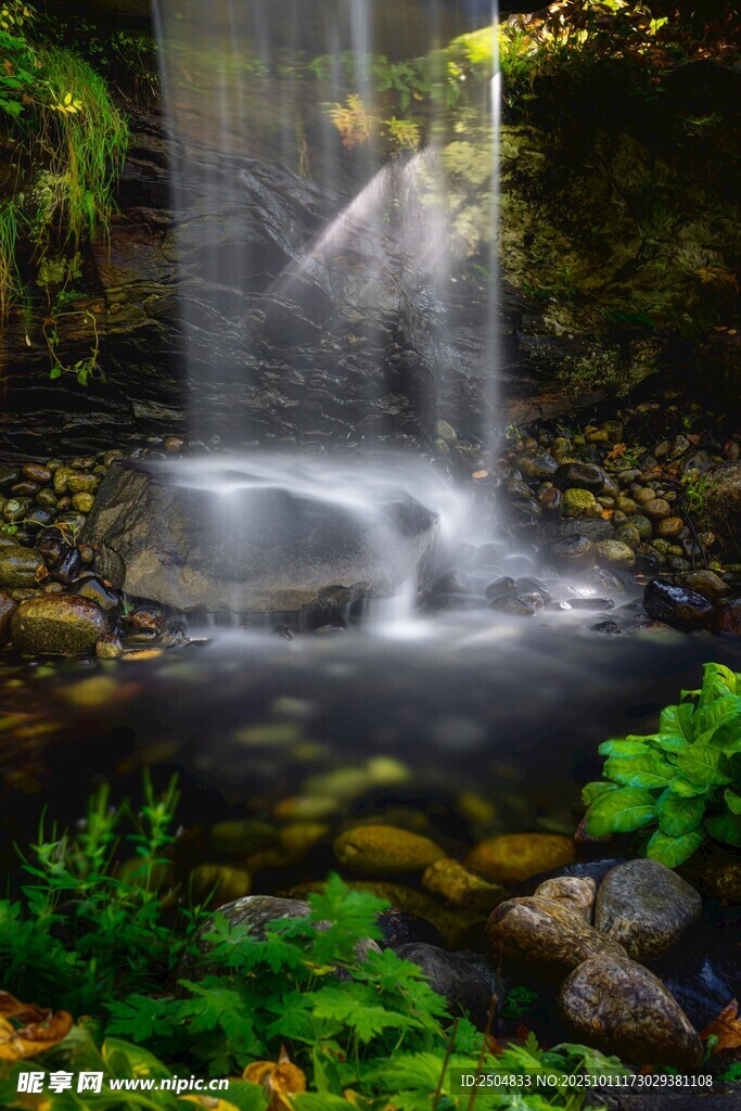 山间清幽小瀑布景观