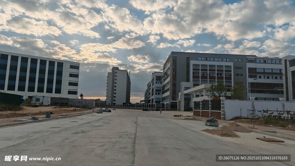 空旷场地旁的现代建筑群