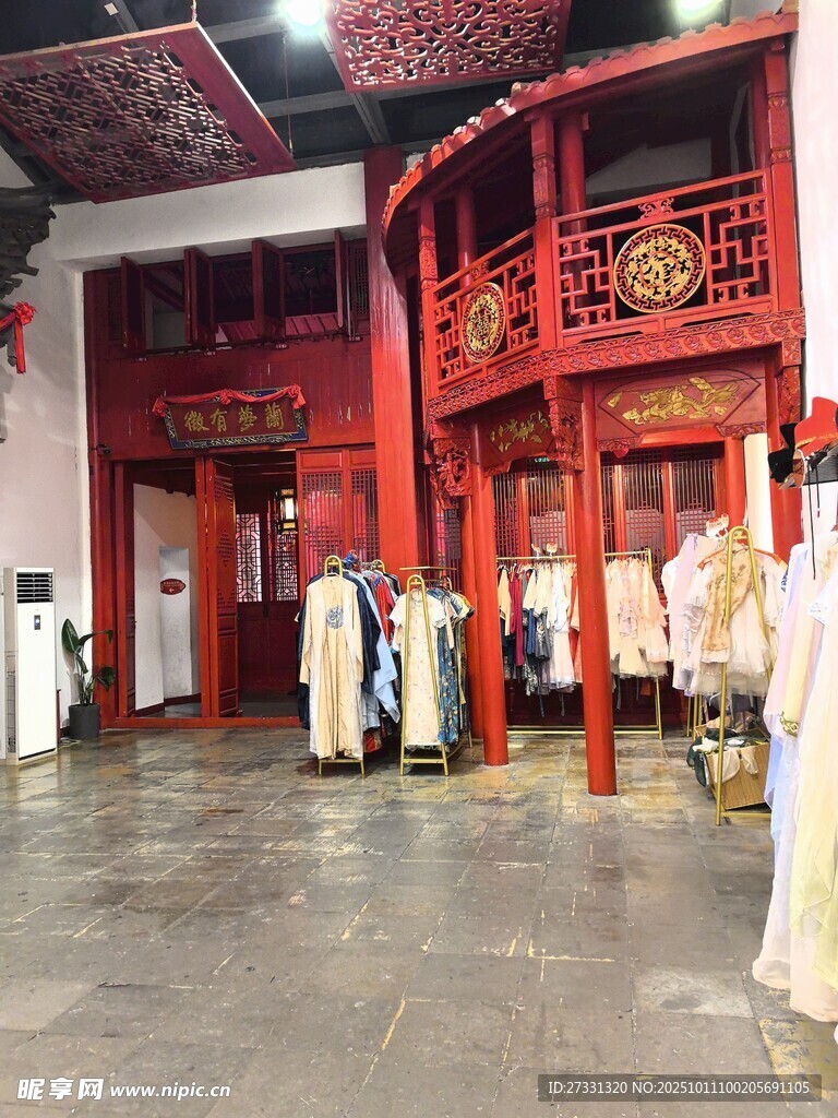 中式传统服饰店内部场景