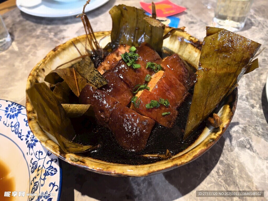 荷叶包裹的美味红烧肉