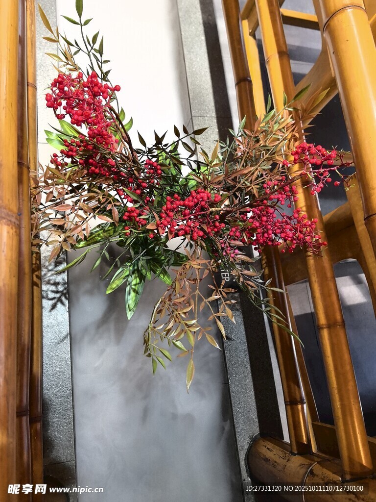 花瓶中艳丽的仿真花卉