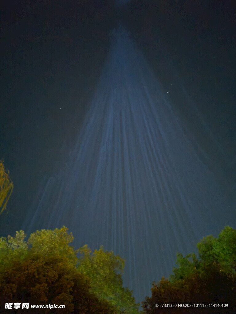 海底光束下的斑斓珊瑚