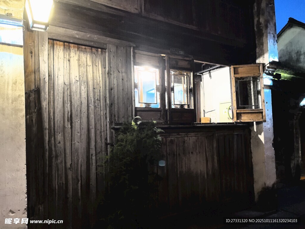 古朴木质小屋夜景