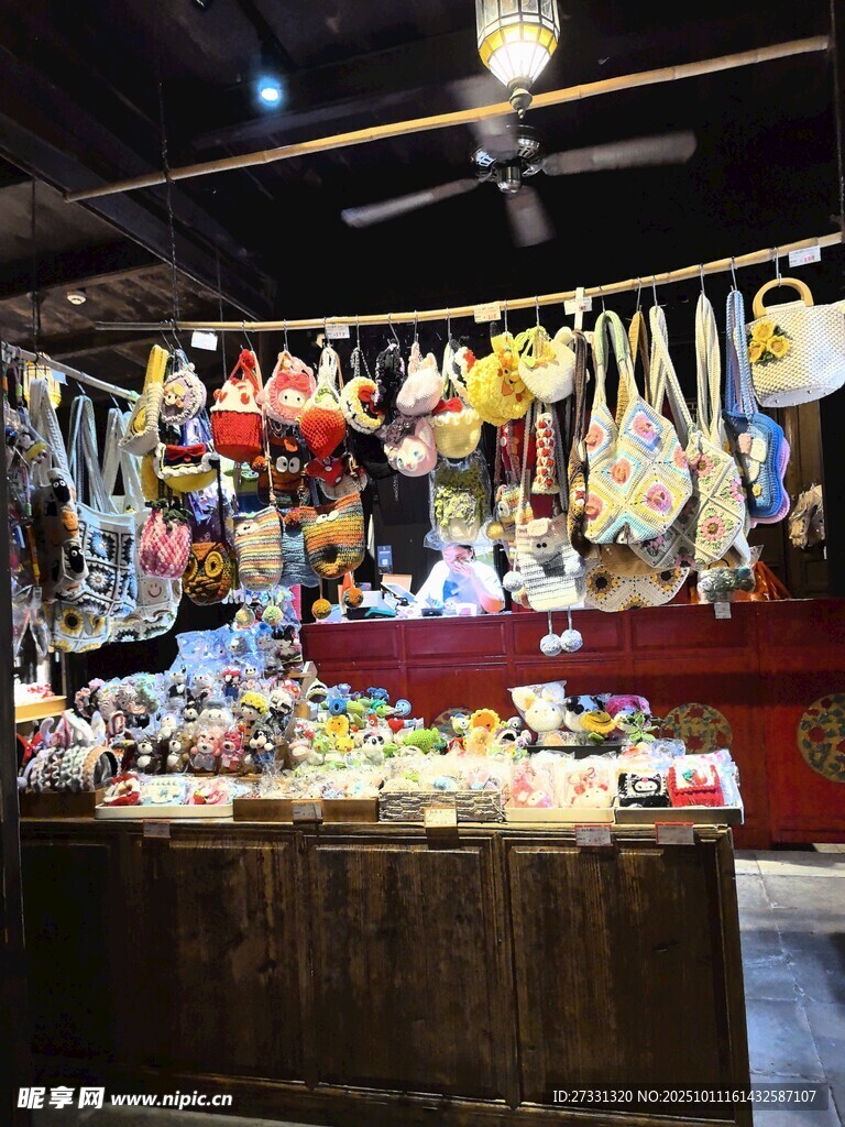 可爱玩偶饰品摆满摊位