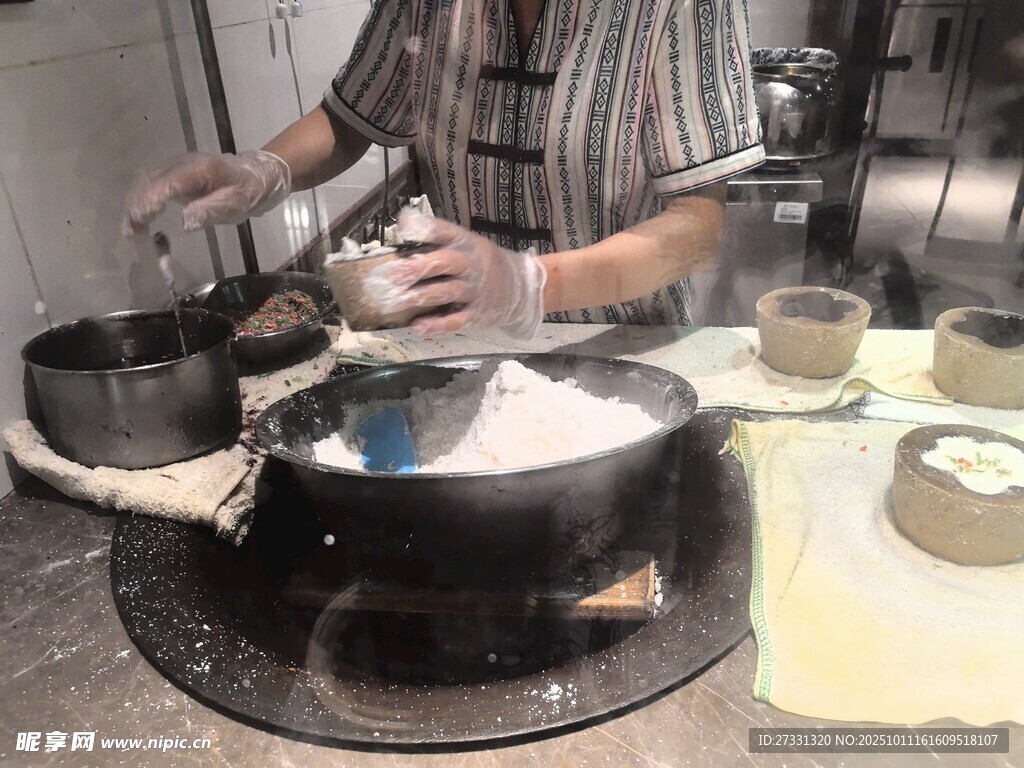 手工制作面食的场景