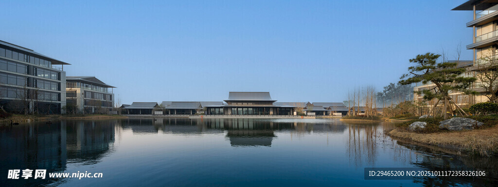 宁静湖畔的中式建筑景观