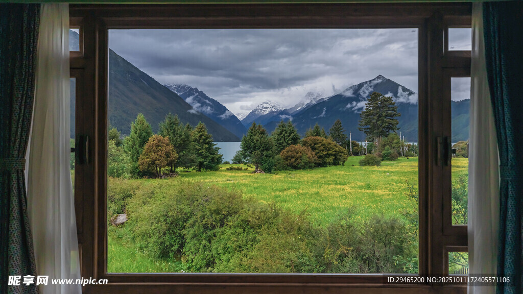 窗外绿野青山美景