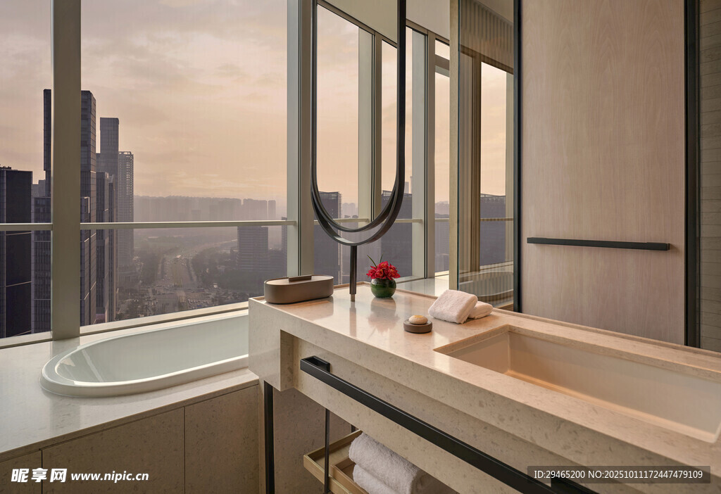 豪华浴室俯瞰城市美景