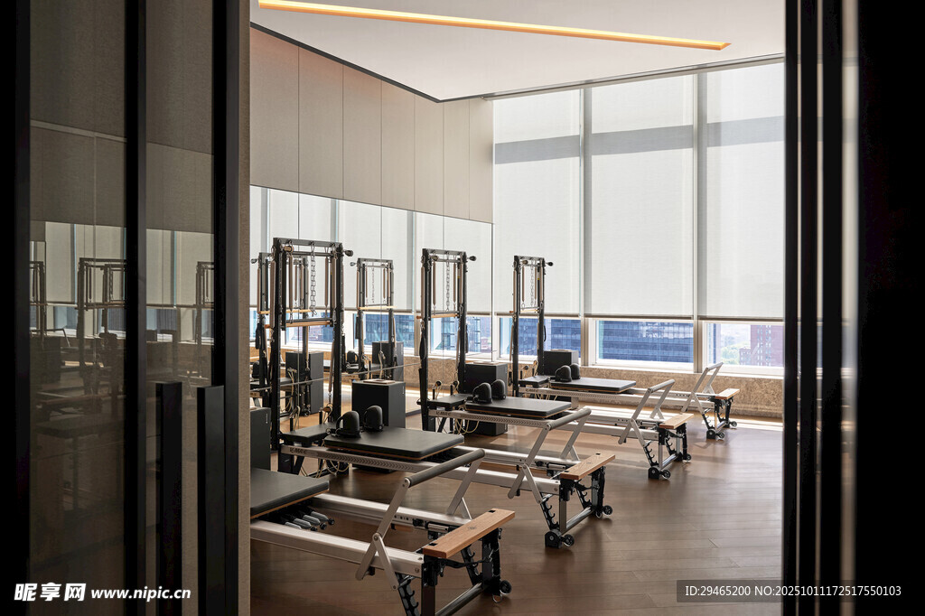 现代健身房内部器械场景