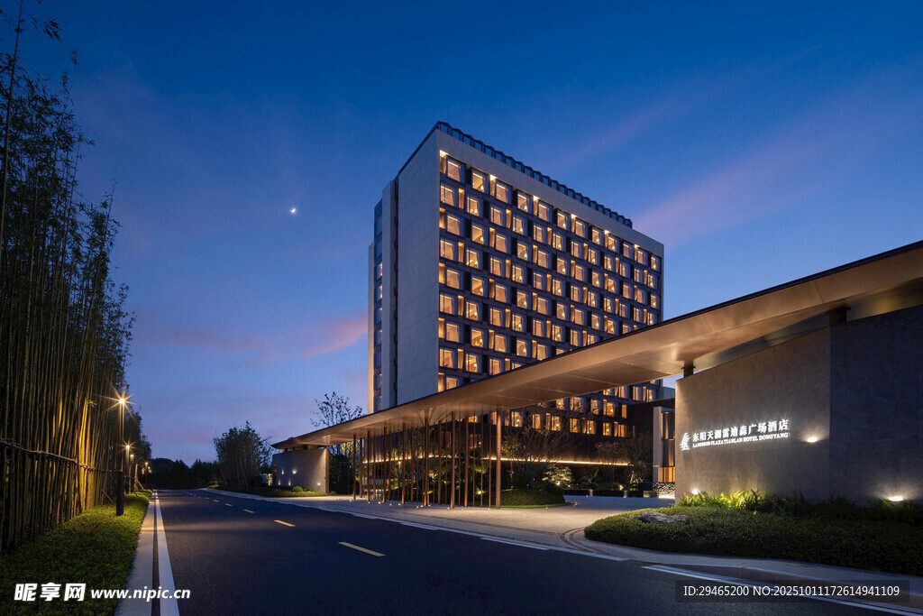 夜幕下的现代风格酒店建筑