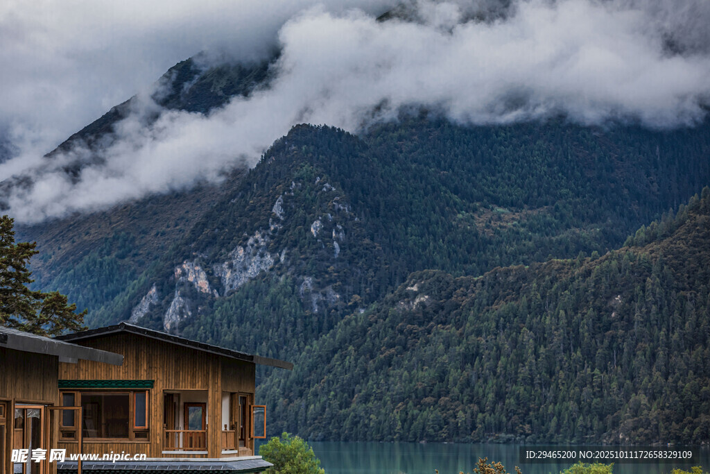 山间木屋伴云雾缭绕美景