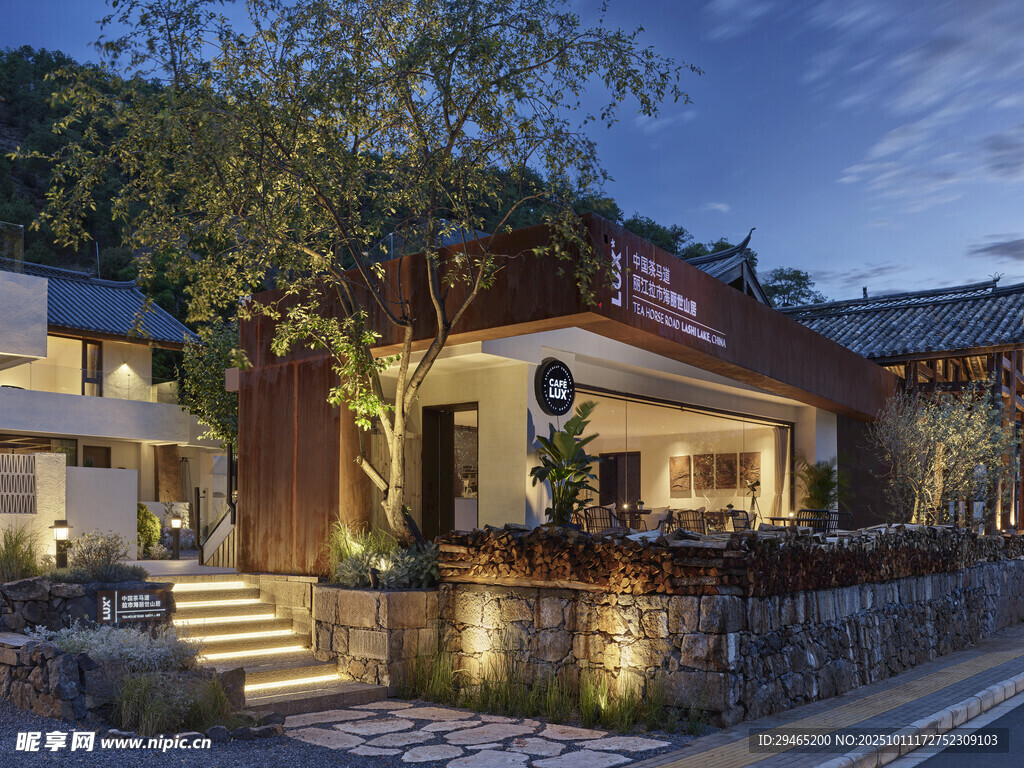 黄昏下的温馨街边建筑