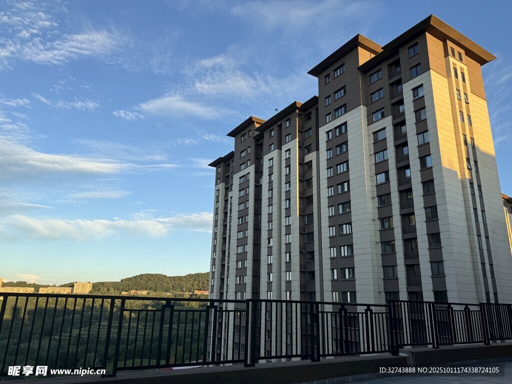 雨过天晴夕阳下小城建筑