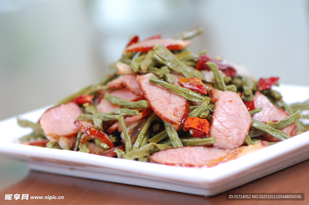 香肠炒豆角美食一盘