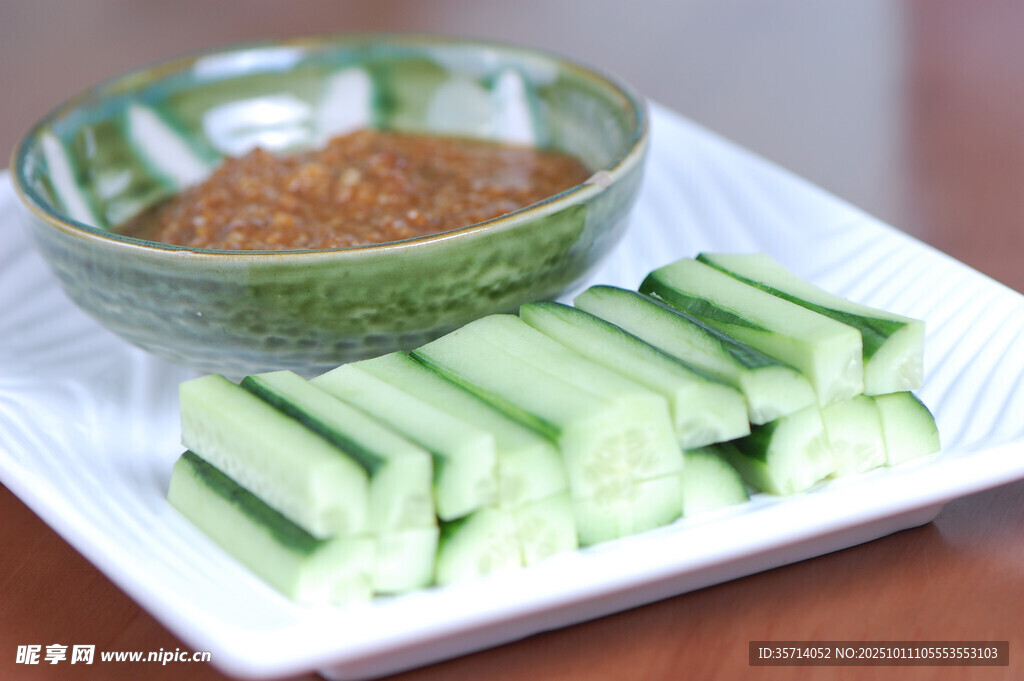 黄瓜配蘸酱清爽小食