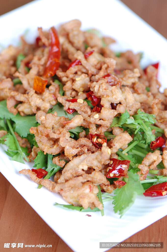 香辣肉丝摆盘中