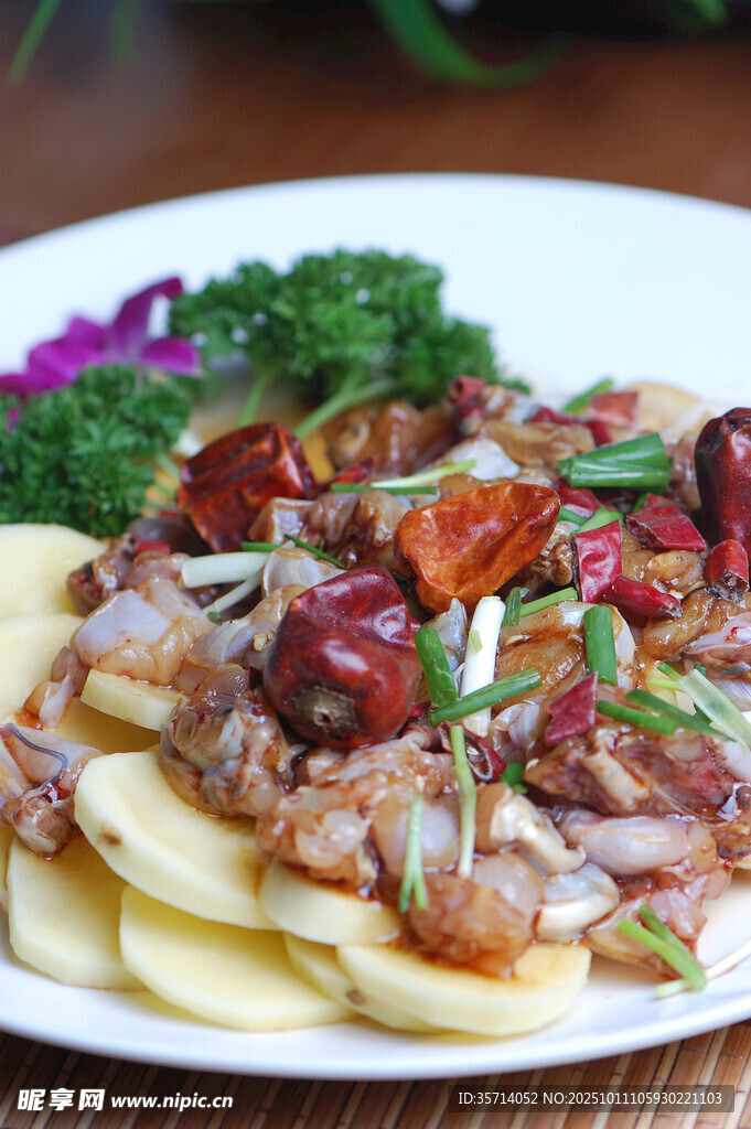 美味炒肉配土豆片