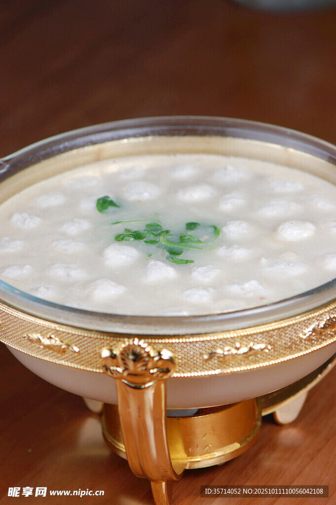 金碗盛的美味白玉粥